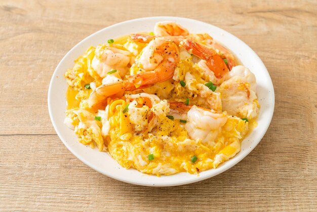 Photo homemade creamy omelet with shrimps or scrambled eggs and shrimps
