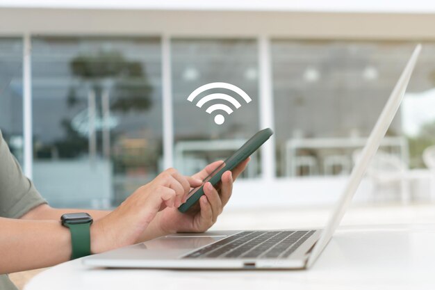 Foto en un fondo de cafetería, una mujer usa una laptop con un ícono de wifi, concepto de redes sociales.