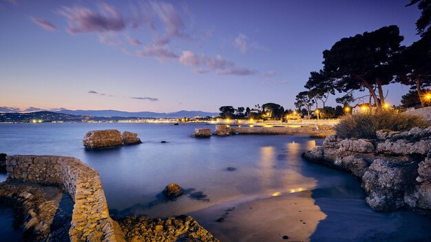 Free photo antibes town surrounded by the french riveria during the evening in france