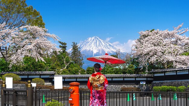 Femme asiatique gratuite portant un kimono traditionnel japonais au mont Fuji et aux cerisiers en fleurs au printemps, Fujinomiya au Japon.