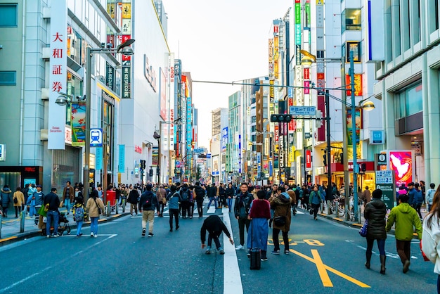Photo tokyo, japan - jan 13, 2020: crowded people walking at the shinjuku district. the area is an entertainment and shopping district in tokyo, japan.