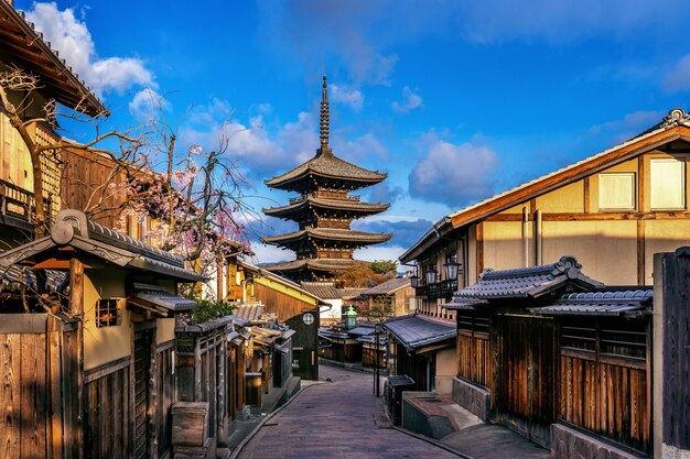 Free photo yasaka pagoda and sannen zaka street in kyoto, japan.