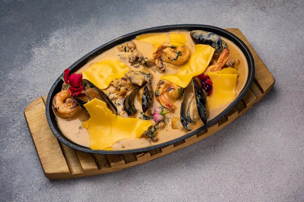 Photo delicious food in a frying pan closeup