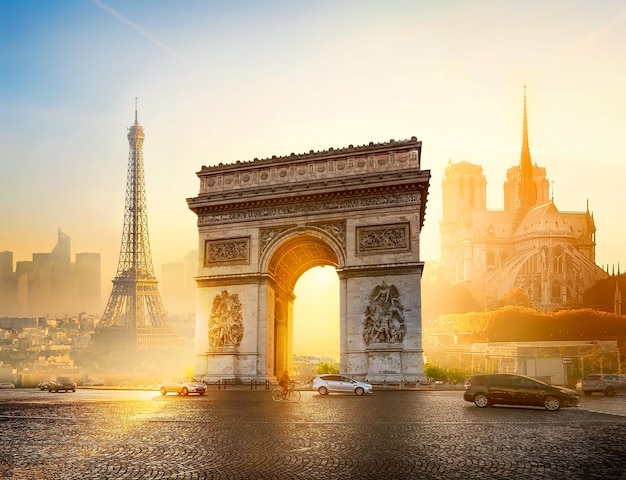 Symboles photographiques de Paris au coucher du soleil, en été