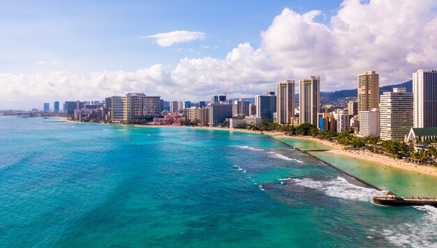 Free photo aerial view of waikiki wall and diamond head in honolulu, usa