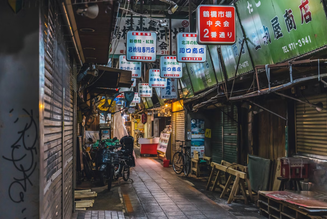 Petite rue la nuit à Tsuruhashi, un quartier d'Osaka