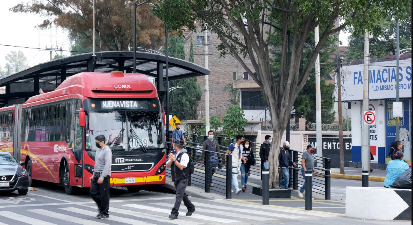 Metrob&uacute;s in dedicated lane on Mexico City avenue