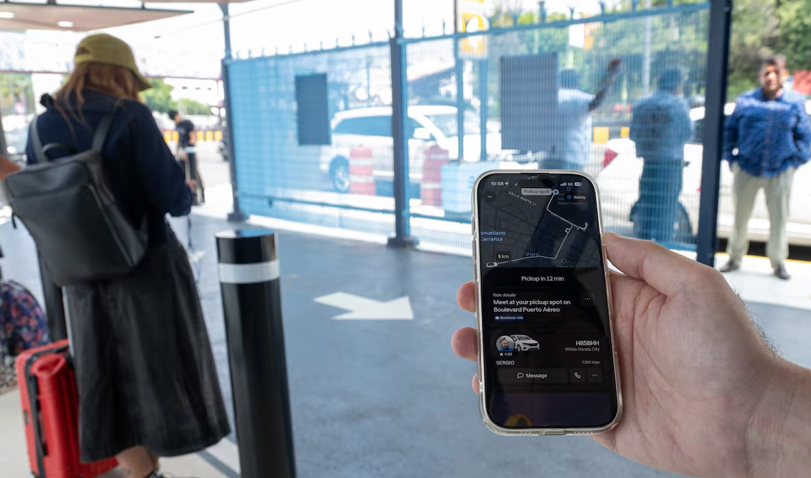 Uber and DiDi rideshare pickup interface in Mexico City