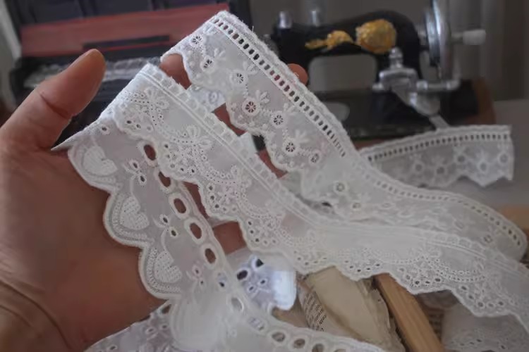 Lace Eyelets Trim Cotton Fabric Width 4 cm EF0113