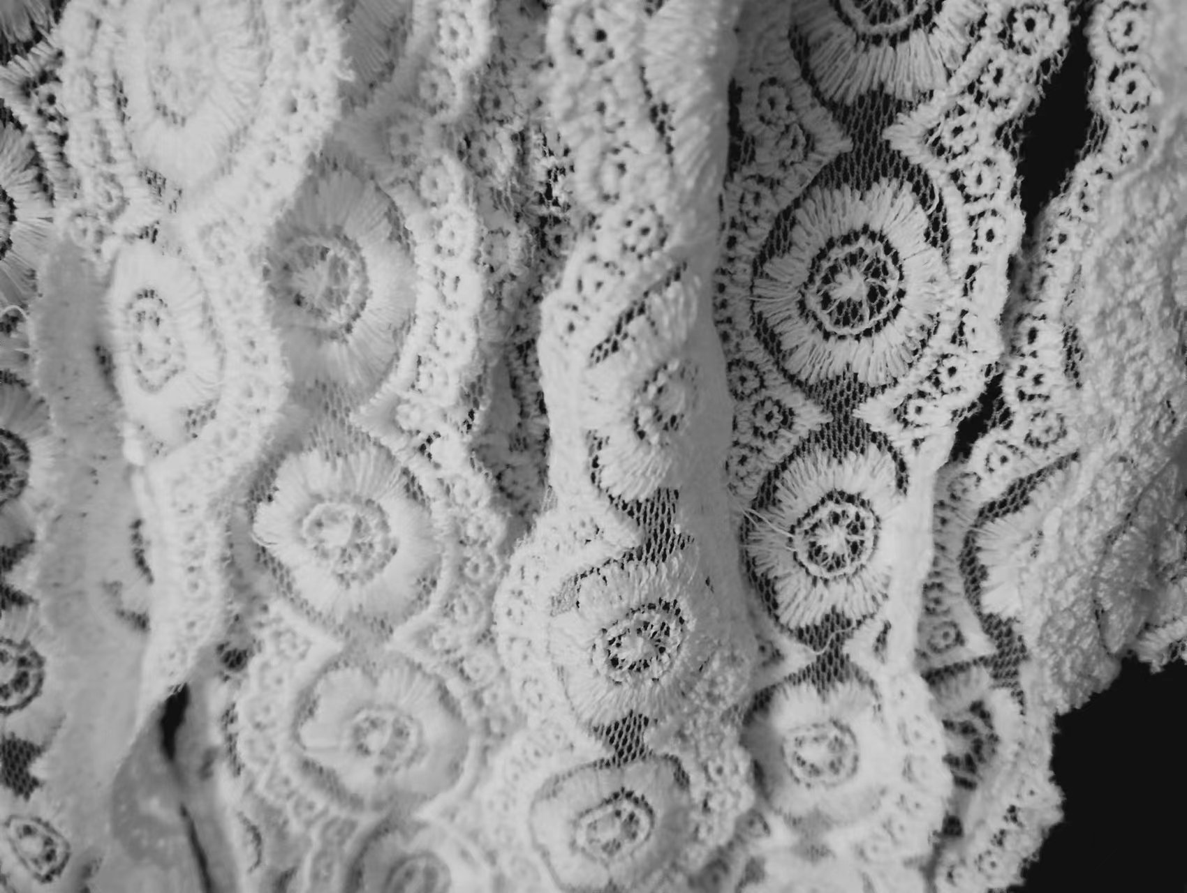 How can I easy to add lace trim to the neckline of a garment?Lace