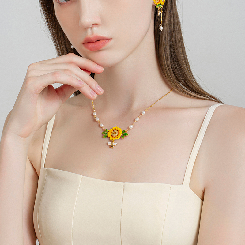 18K Light Luxury Liche Bees Sunflower Sweet Flowers Necklace