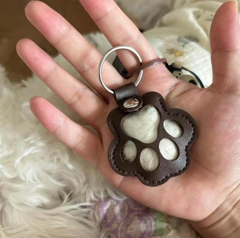 🔥HOT SALE 49% OFF - 🐾Pet Paw Shaped Leather Keychain