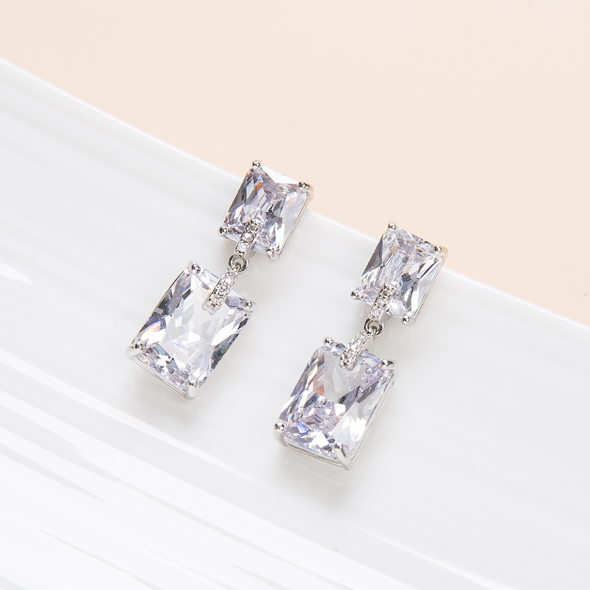 🌸2024 Spring Hot Sale✨French Style Minimalist Diamond Earrings