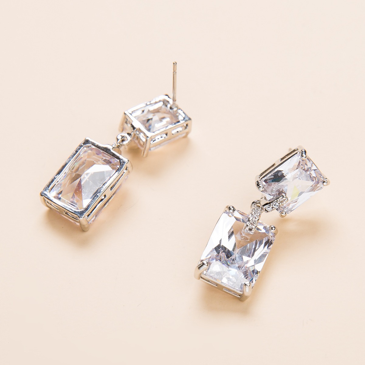 🌸2024 Spring Hot Sale✨French Style Minimalist Diamond Earrings