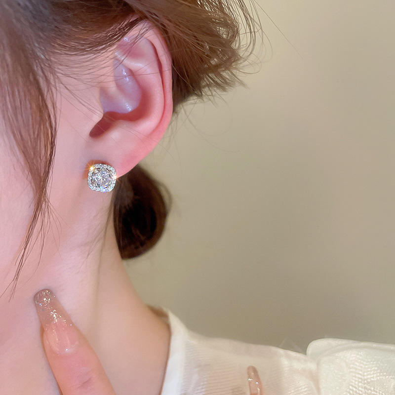 🌸2024 Spring Hot Sale✨French Style Minimalist Diamond Earrings