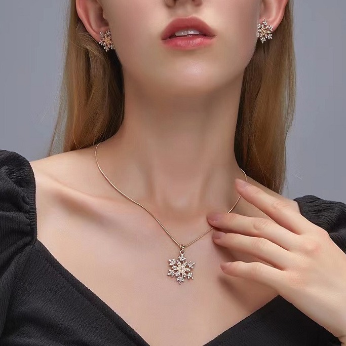 🎁CHRISTMAS PRE SALE 🎄 Diamonds Snowflake Earrings Necklace Set