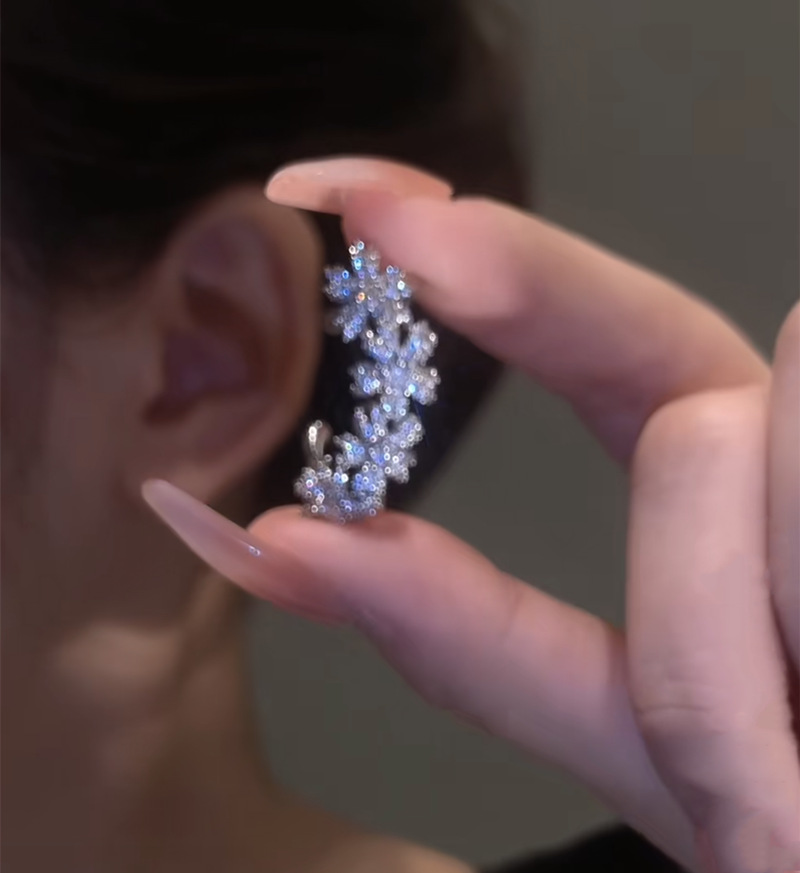 🎉New Year Hot Sale✨Micro Inlay Process Floral Ear Cuff