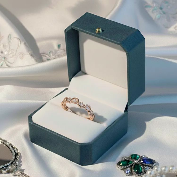 I‘ll Be With You Oval Cut Moissanite Wave Ring