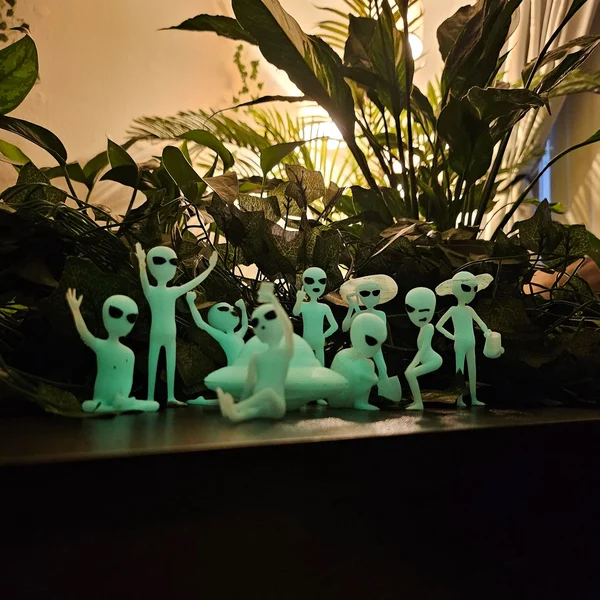 Alien Planter, Cute Glow In The Dark Plant Accessory