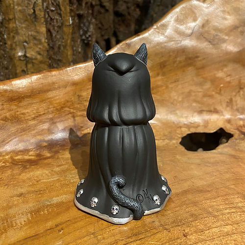 The mysterious guardian of Halloween - the wizard cat