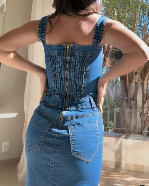 Sleeveless slit denim skirt
