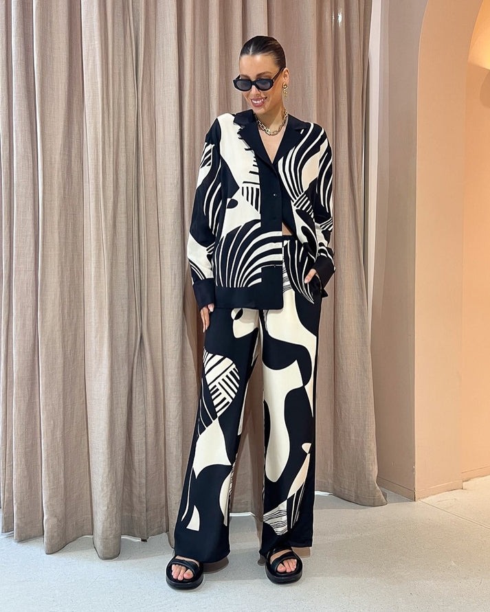 VERSATILE BLACK AND WHITE SET