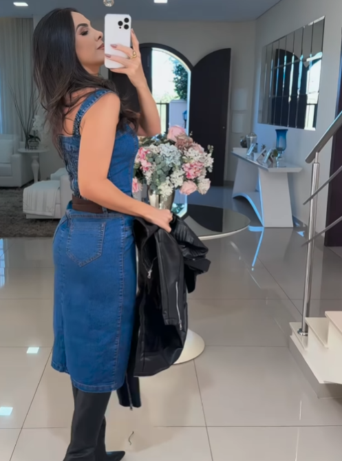 Sleeveless slit denim skirt