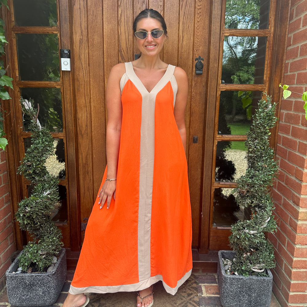 Dual-tone elegance dress! 👗