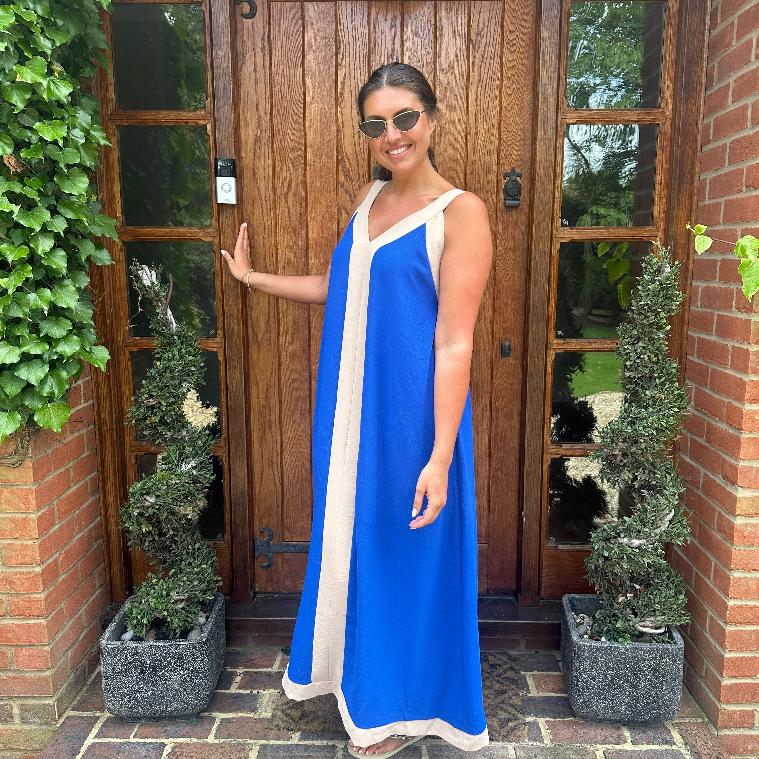 Dual-tone elegance dress! 👗