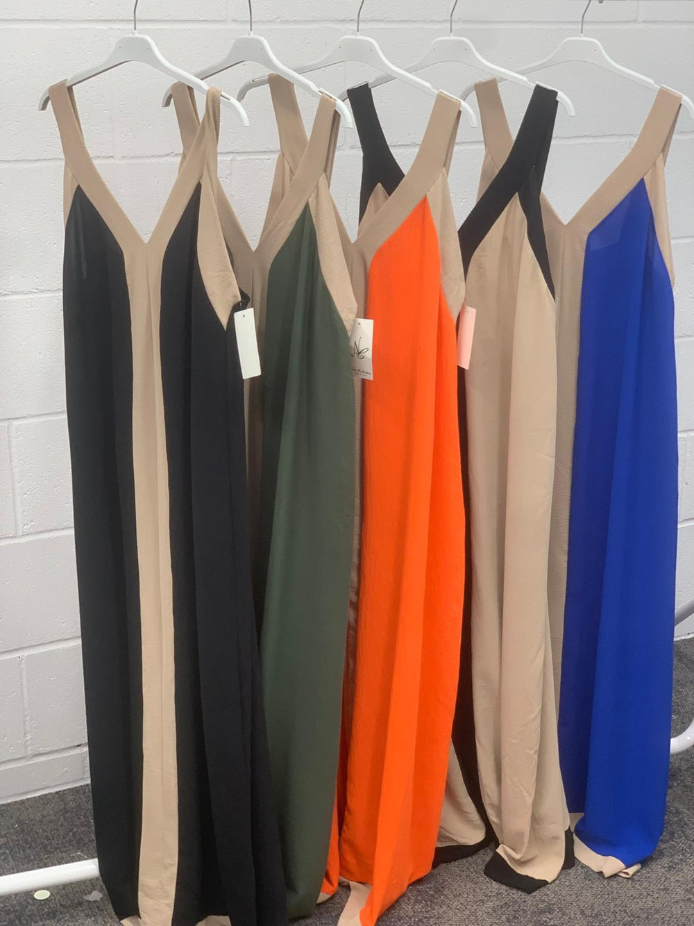 Dual-tone elegance dress! 👗