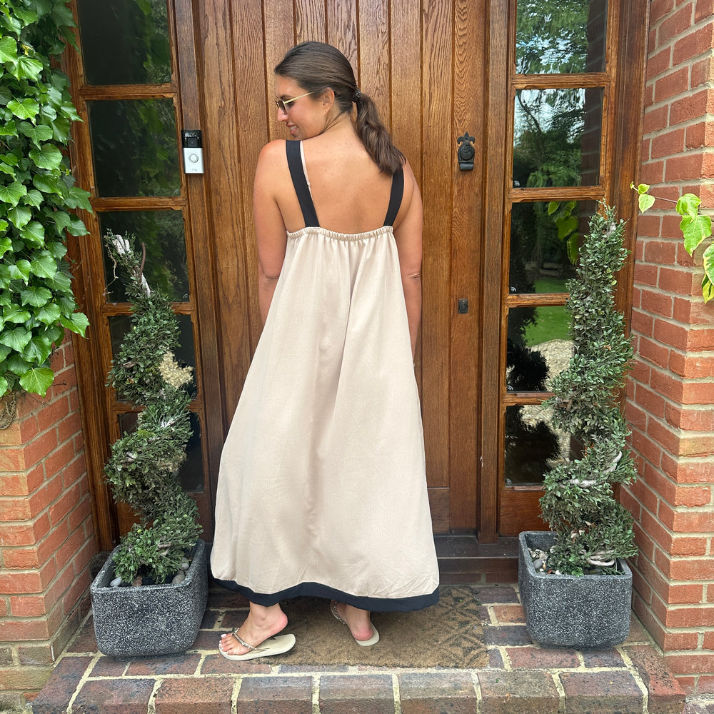 Dual-tone elegance dress! 👗