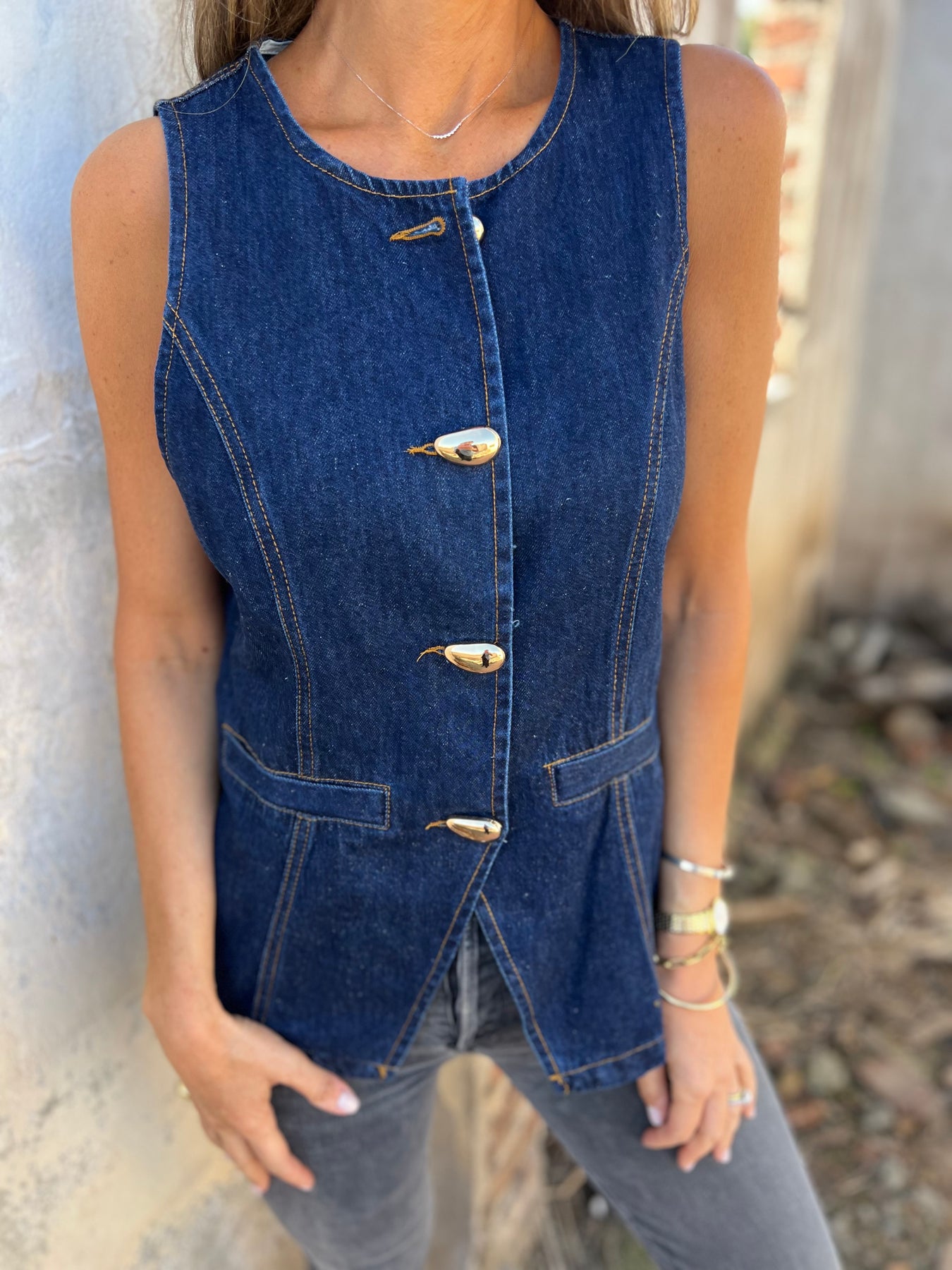Lady's Denim Metal-buttoned Round Neck Sleeveless Vest