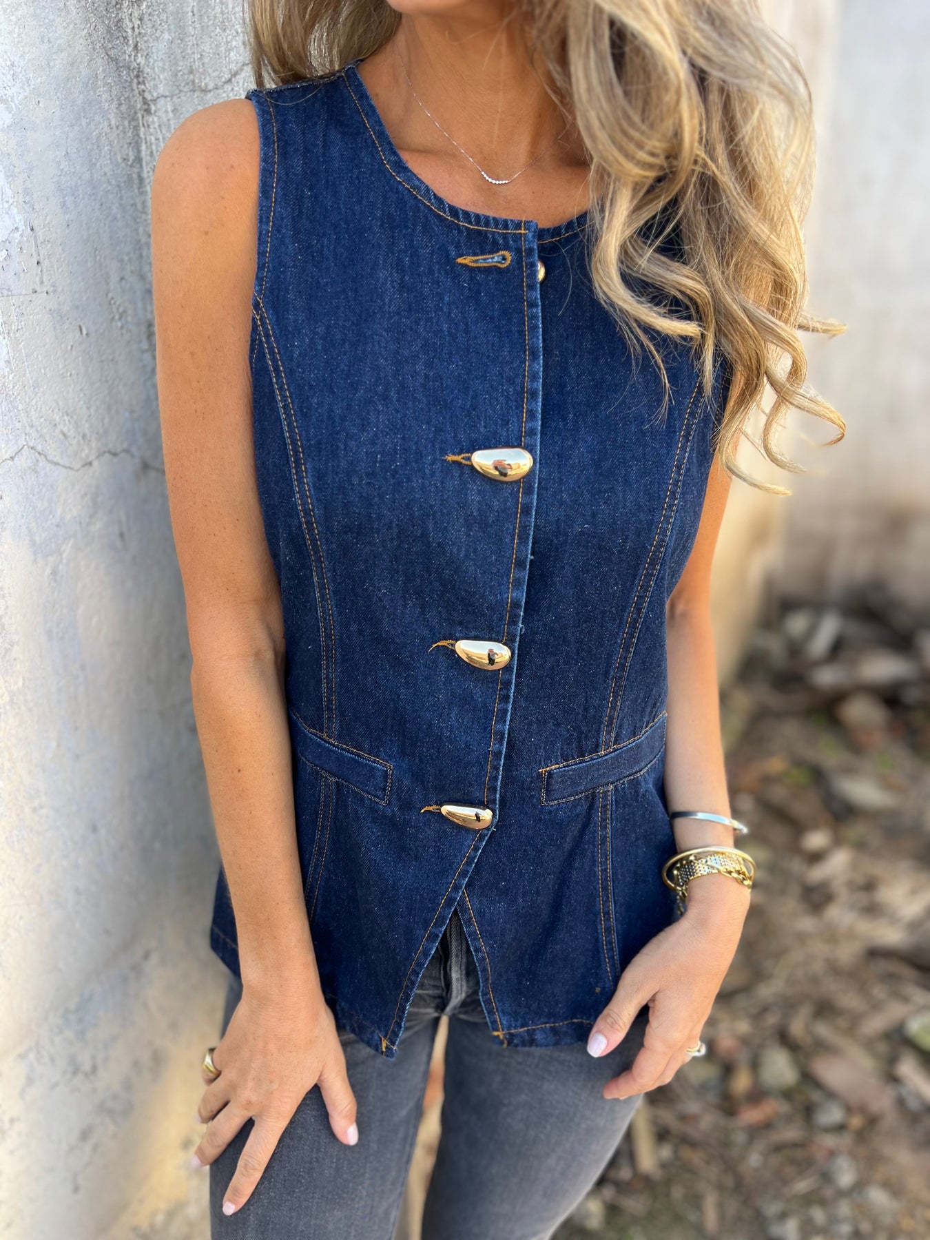 Lady's Denim Metal-buttoned Round Neck Sleeveless Vest