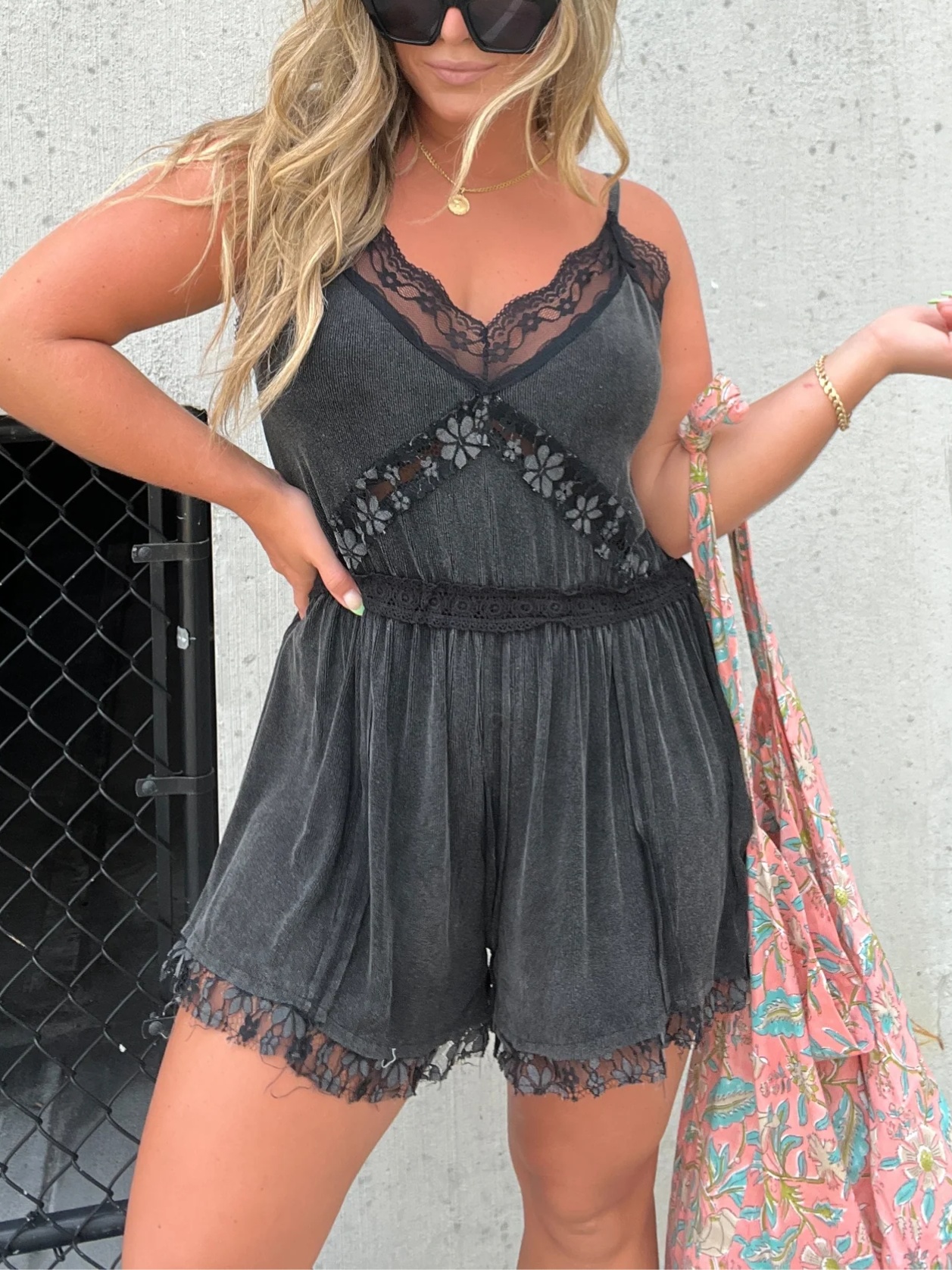 WOMEN'S V-NECK LACE TRIM DETAILING ROMPER