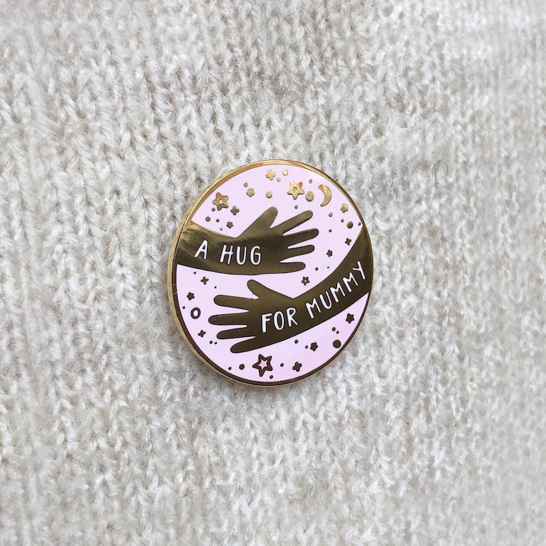 🥰Wrap Mom in Love: A Hug FOR Mummy Enamel Pin Badge for Mother's Day💓