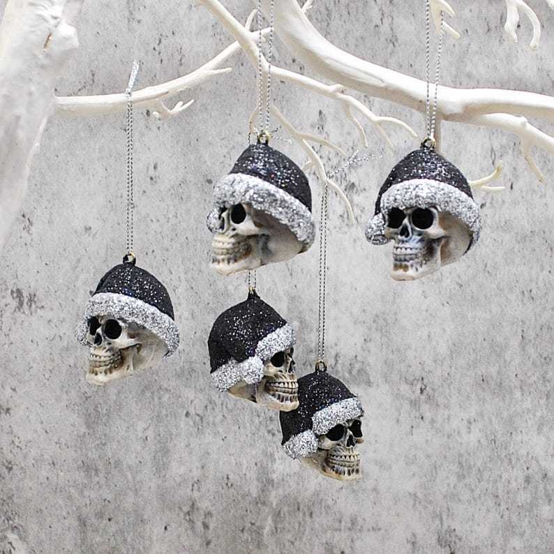 🎄The mysterious guardian of the festival——Christmas skull resin pendant☠️