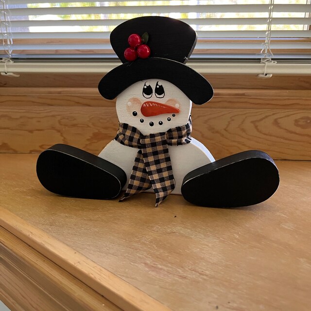 ☃️Winter Wood Sitting Snowman Vertical Pendant