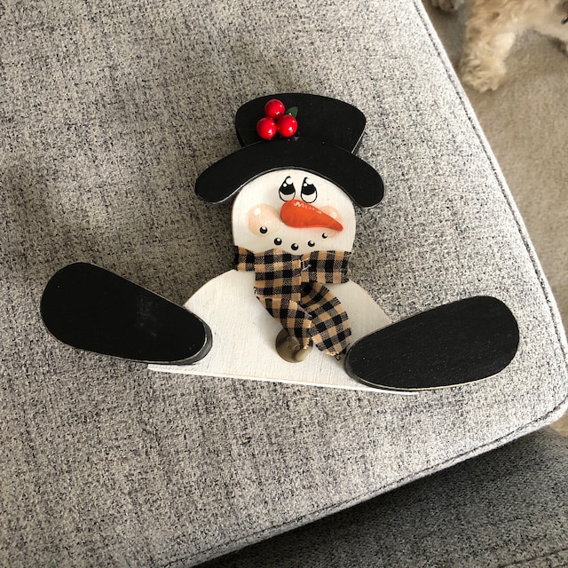 ☃️Winter Wood Sitting Snowman Vertical Pendant