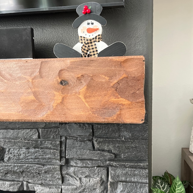 ☃️Winter Wood Sitting Snowman Vertical Pendant