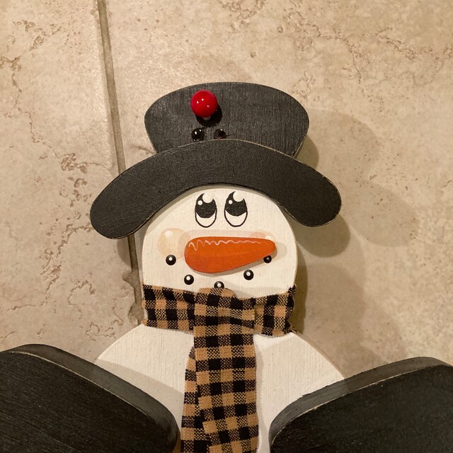 ☃️Winter Wood Sitting Snowman Vertical Pendant