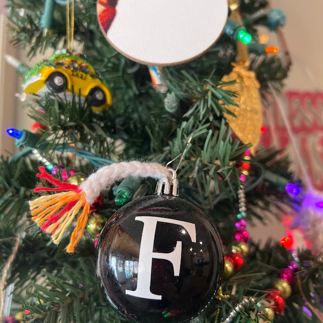 有趣的 F-Bomb 圣诞装饰品 💣🎄