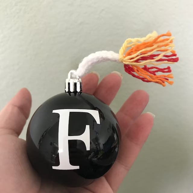 有趣的 F-Bomb 圣诞装饰品 💣🎄