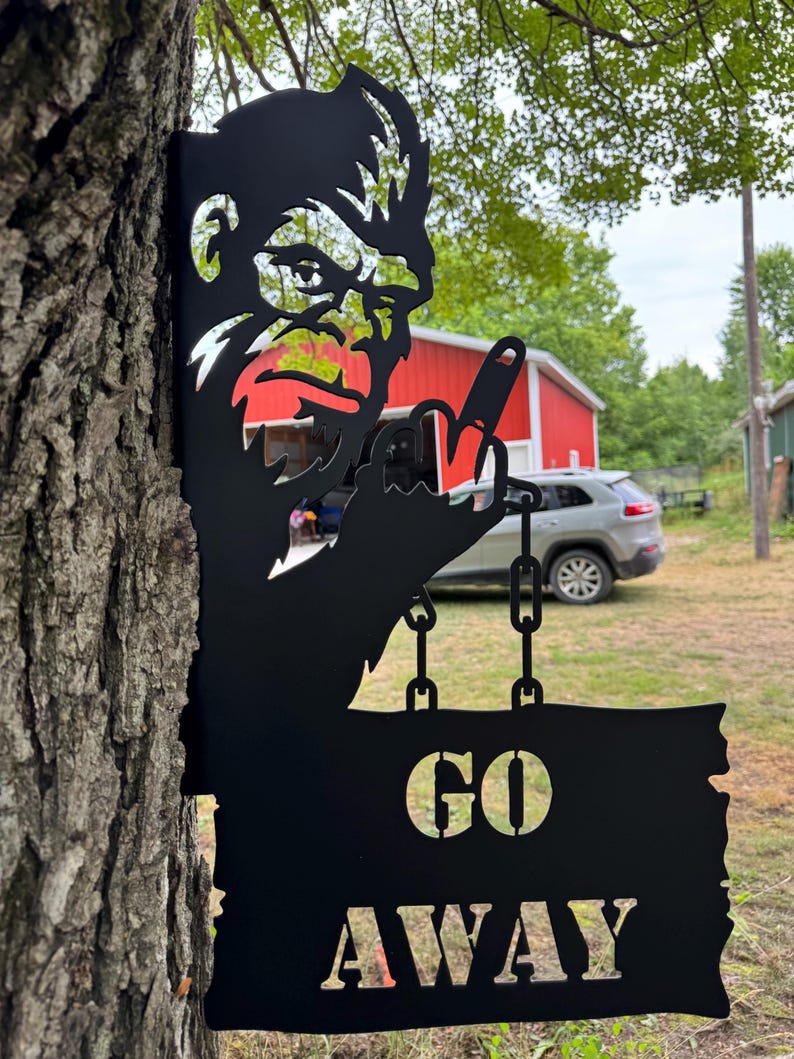 🖕✨Peeking Bigfoot "GO AWAY" Metal Yard Decor