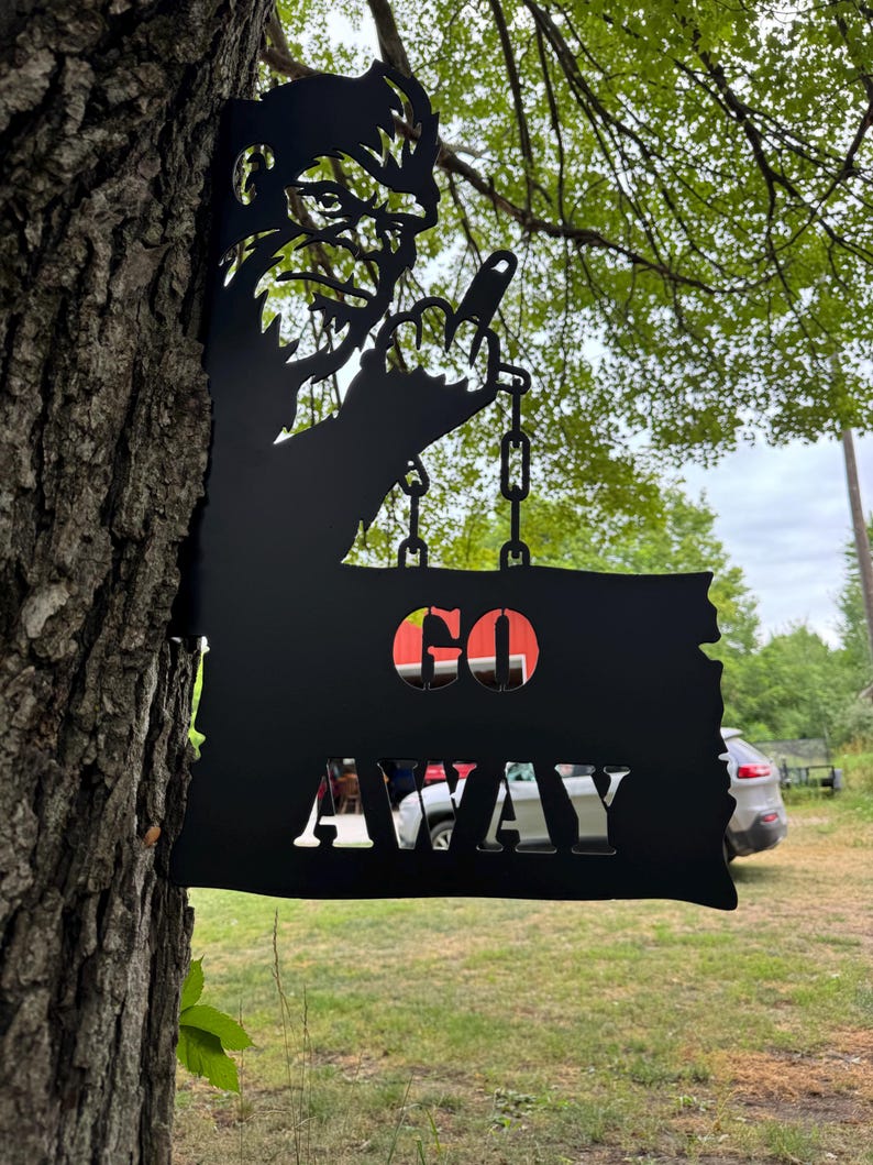 🖕✨Peeking Bigfoot "GO AWAY" Metal Yard Decor