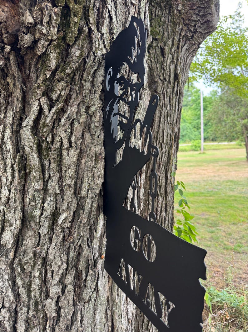🖕✨Peeking Bigfoot "GO AWAY" Metal Yard Decor
