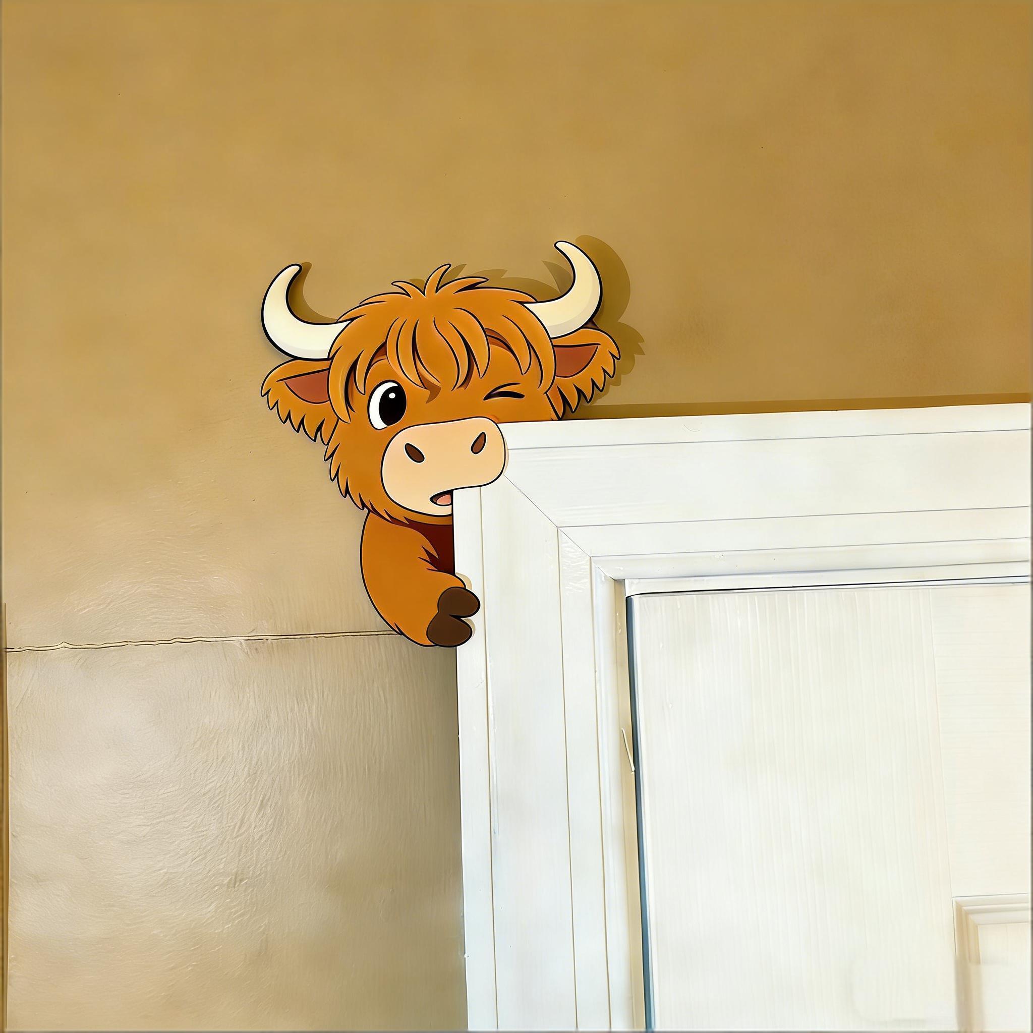 Highland Cow Doorframe Decoration – A Peek-a-Boo from the Pasture