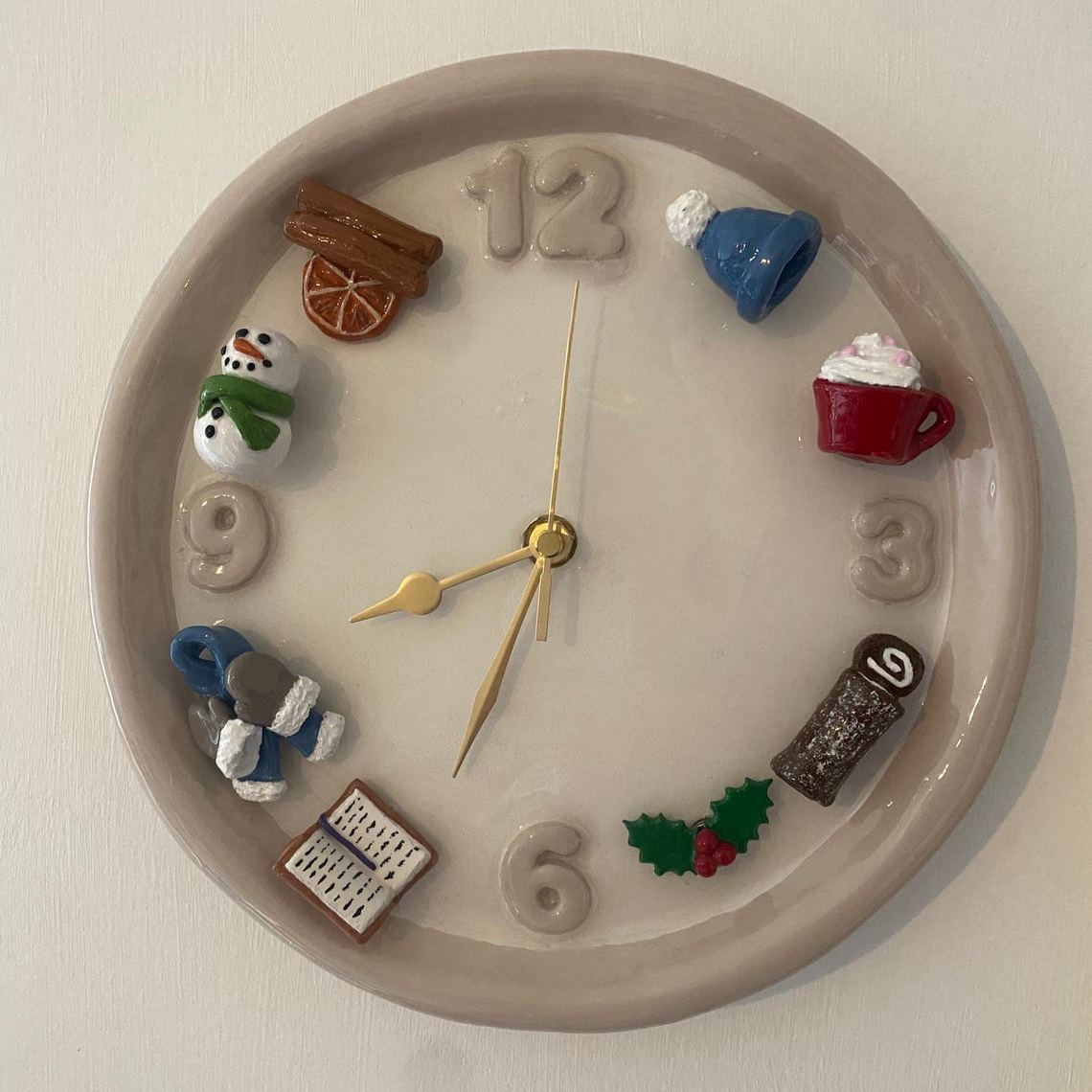 Clock with seasonal magnet charms