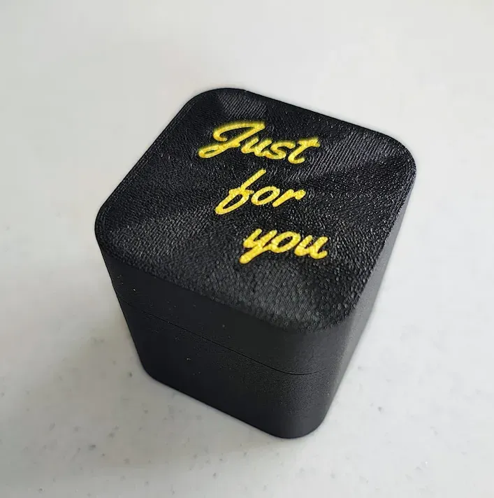 完美的礼物。盒子里的中指图片 3