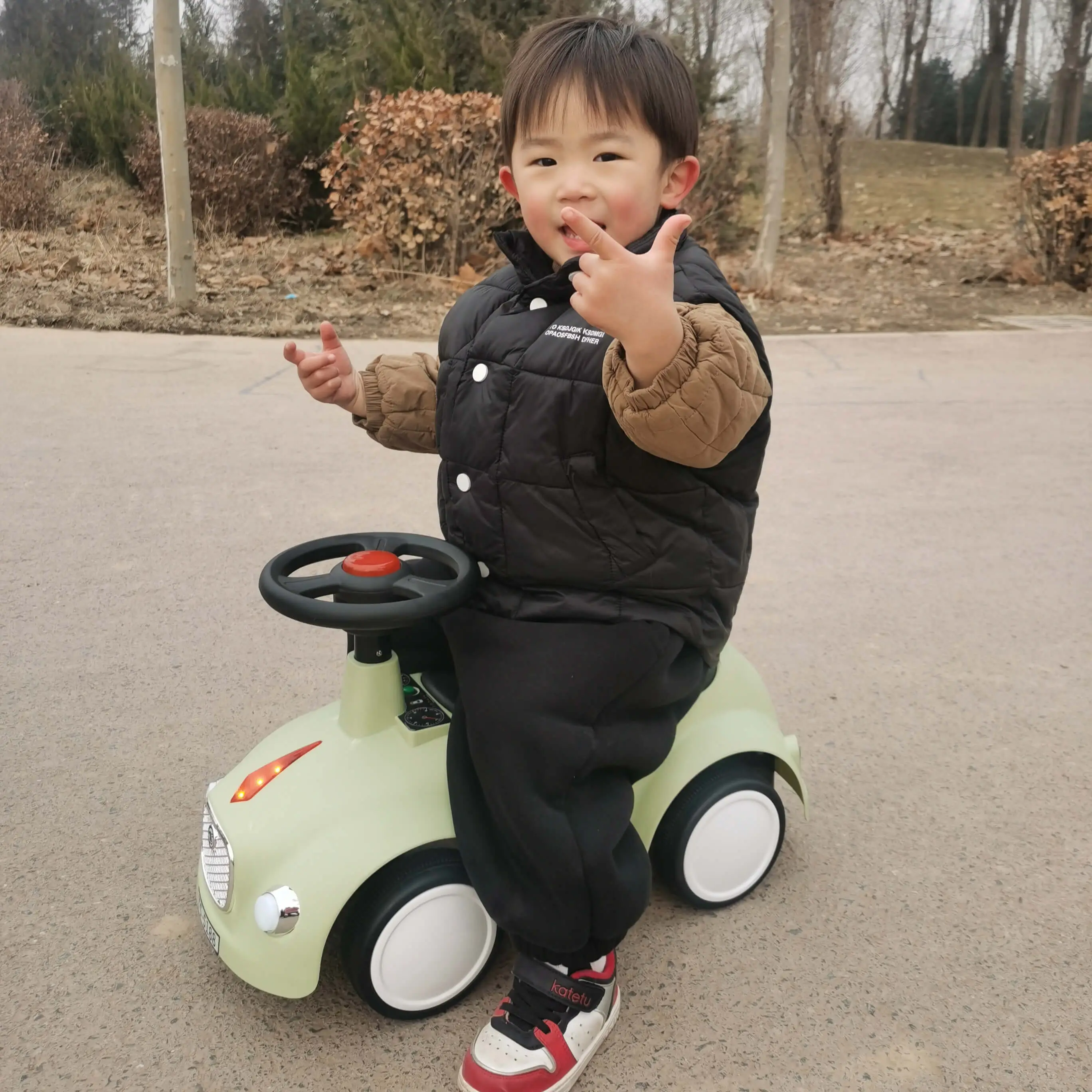 noonbuutuu1-3 years old children's scooter multifunctional with music and lights