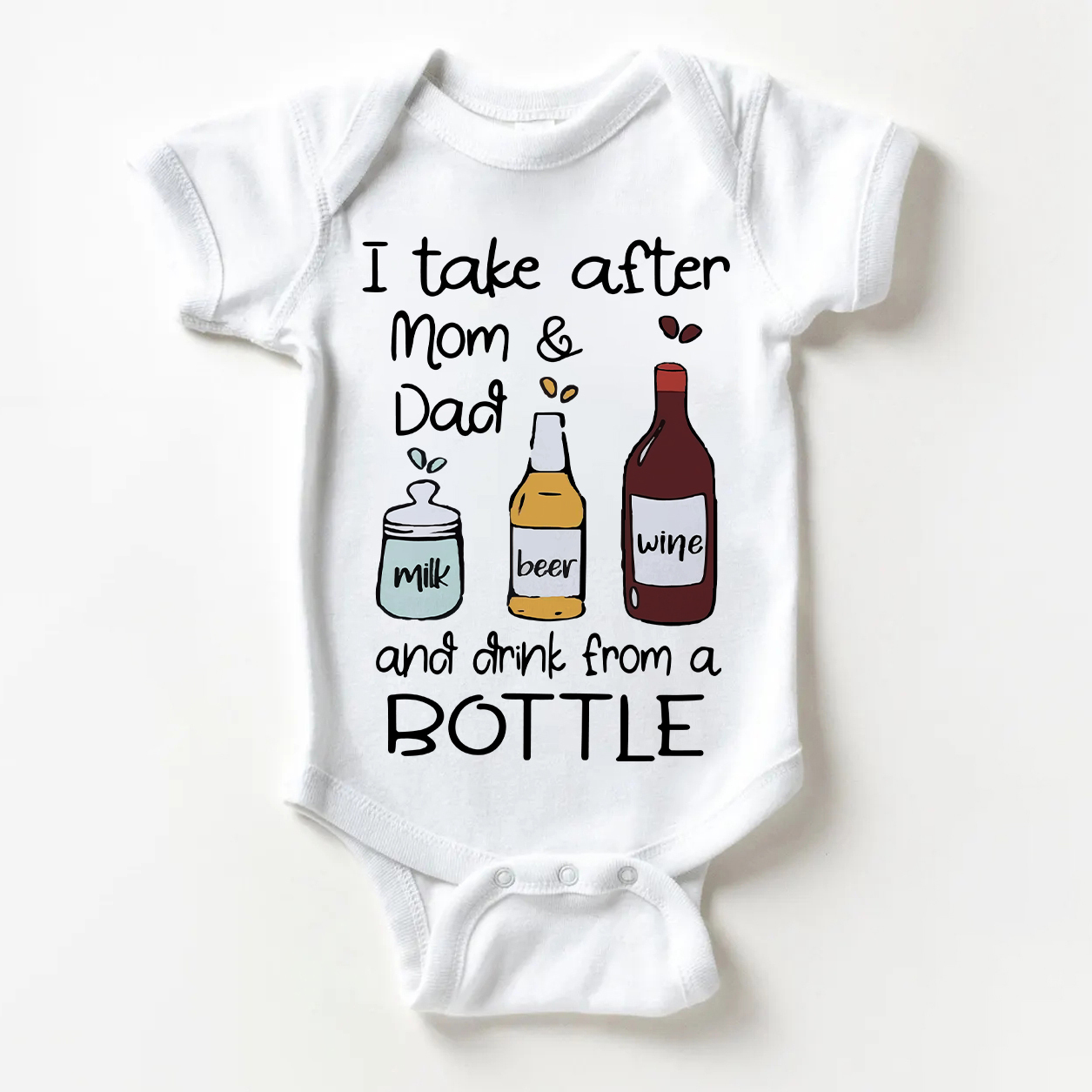 I TAKE AFTER MOM&DAD AND DRINK FROM A BOTTLE. Baby Slogan, weißer Bodysuit - Weiß - 18-24M - image 1
